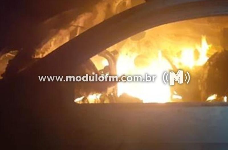 Veículo é encontrado queimado e sem motor em plantação de milho