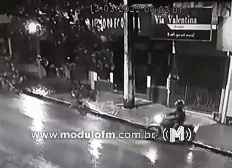 Veja o vídeo: Jovem embriagado é preso após atropelar...