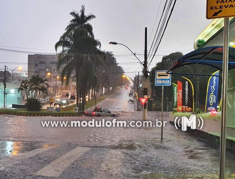 Veja o vídeo: Temporal alaga avenida e deixa pessoas ilhadas em Patrocínio