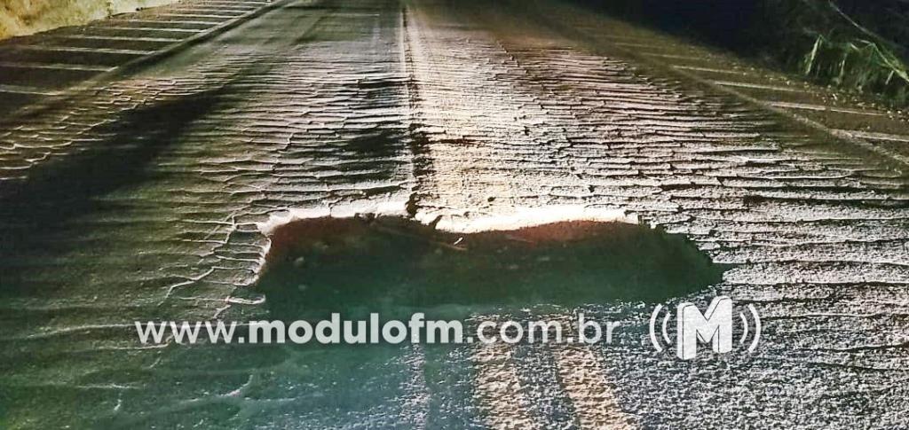 Buraco em pista causa acidente na BR-146 e três pessoas ficam feridas