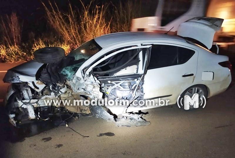 Duas pessoas ficam feridas após colisão entre dois veículos na BR-365