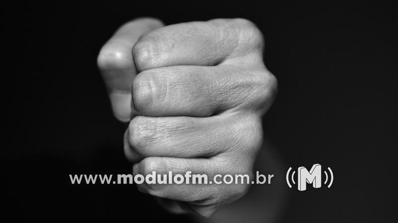 Homem agride ex-companheira e criança após mulher falar que ele dirige mal