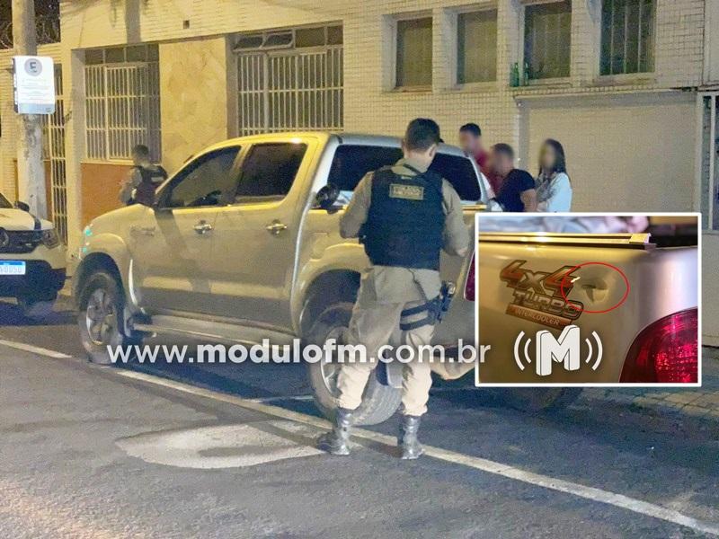 Motociclista atira contra veículo após ser “fechado” no trânsito em Patrocínio