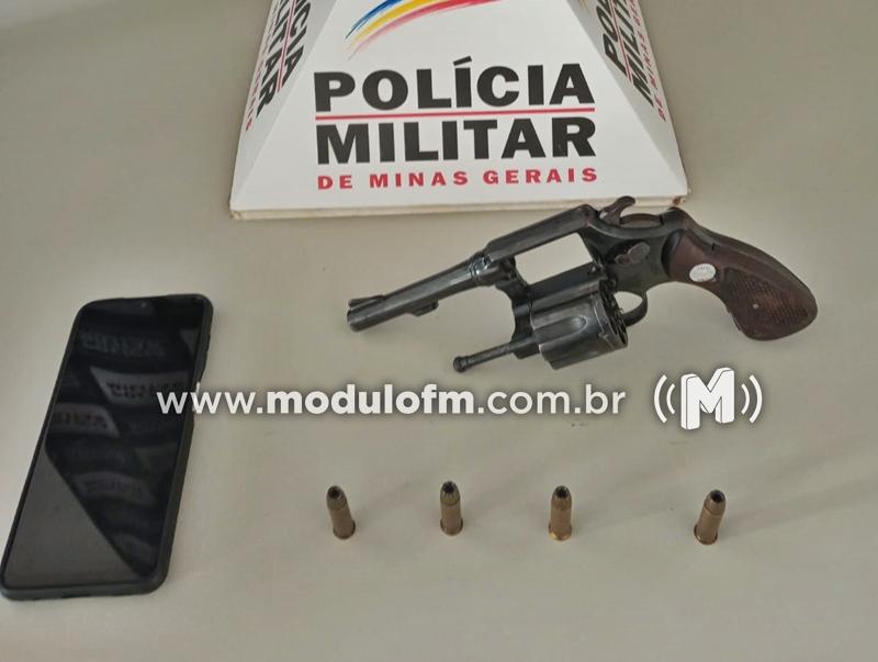 PM cumpre mandado de busca e apreensão e apreende arma escondida em fogão
