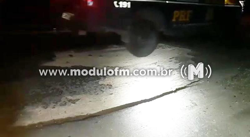 Polícia Rodoviária Federal alerta sobre buraco na BR-365 próximo a Patrocínio