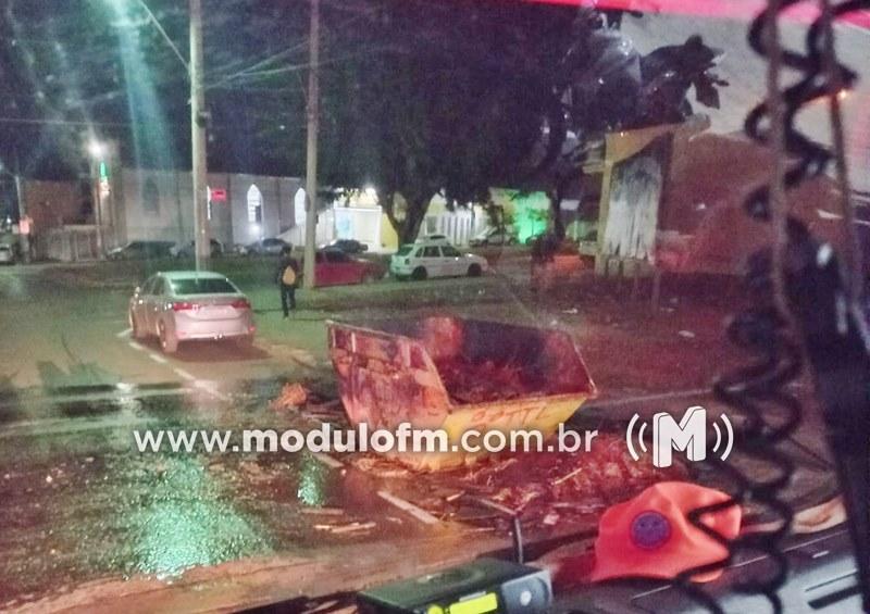 Caçamba com mato seco pega fogo e fumaça assusta...