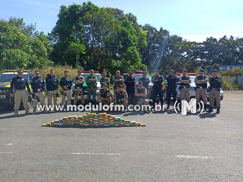 Em ação integrada, PMMG, PRF e Comando de Policiamento Especializado (CPE) de Goiás apreendem mais de 60 kg de pasta base de cocaína na BR-365