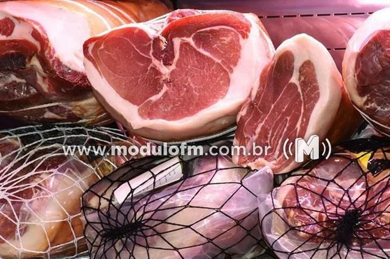 Homem furta carne de supermercado e foge de bicicleta sem ser notado