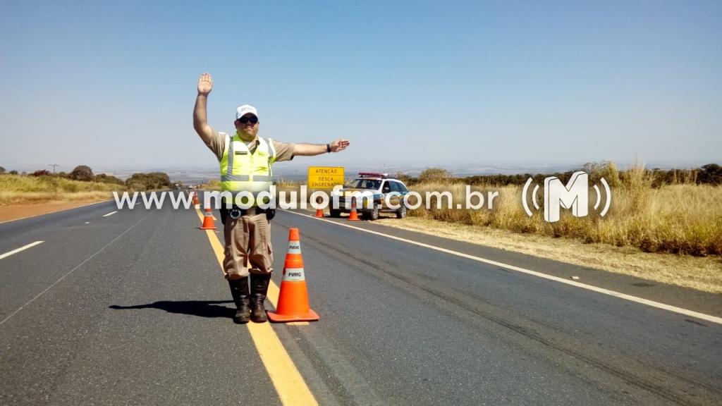 Motorista supostamente embriagado é flagrado andando em zigue-zague na MG-230