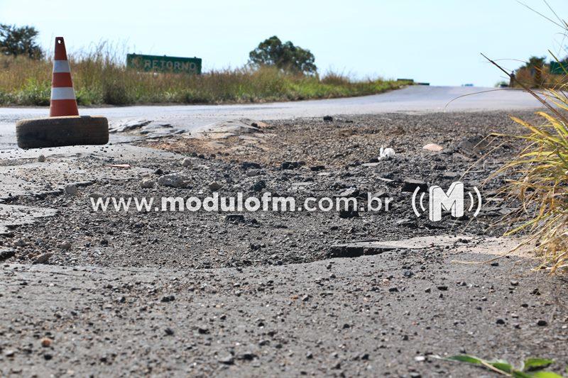 Pastor capota carro com família ao cair em buraco na BR-365