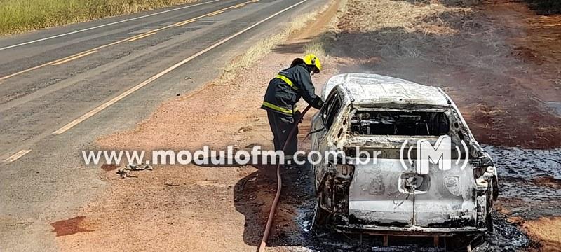 Picape Fiat Toro fica destruída após pegar fogo na BR-365