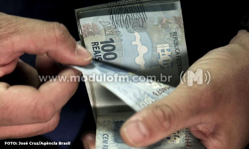 Trabalhadores nascidos em outubro poderão realizar o saque de até R$ 1 mil do FGTS nesta quarta-feira (1º)