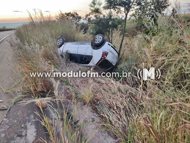 Veículo invade pista contrária, bate em carreta, capota e motorista fica gravemente ferido na BR-365