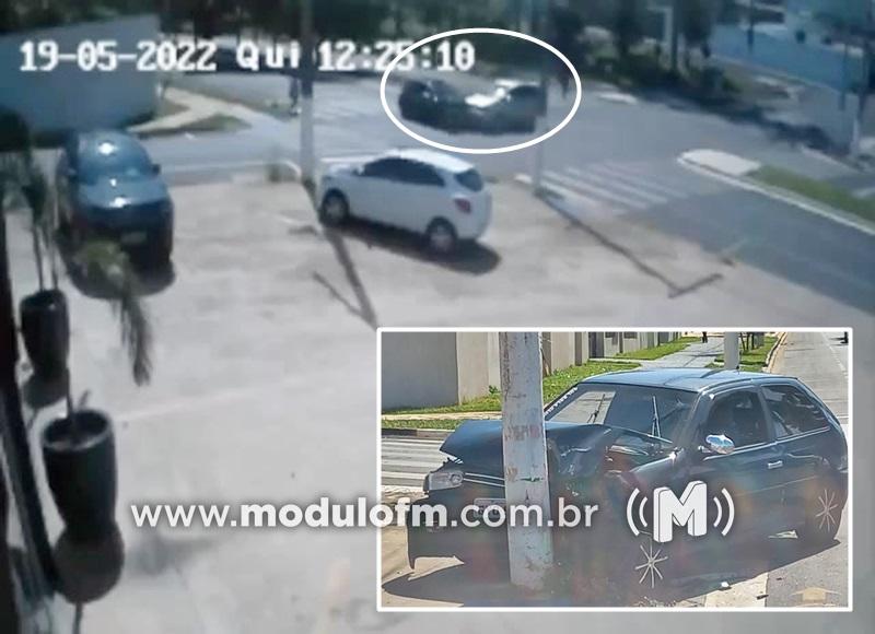Veja o vídeo: Idosa avança cruzamento e atinge carro...