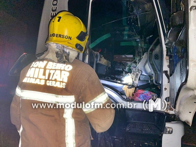 Carreta bitren pega fogo na MG-190