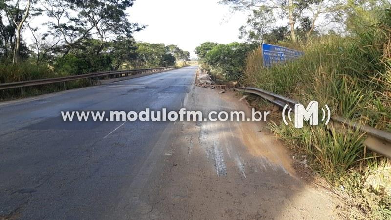 Imagem 2 do post Carreta carregada com madeira tomba e interdita a BR-365
