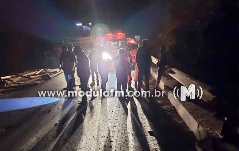 Carreta carregada com madeira tomba e interdita a BR-365