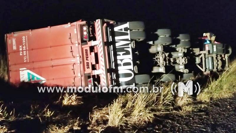 Imagem 1 do post Carreta com carga de painéis de energia tomba na MGC-462 e motorista sai ileso