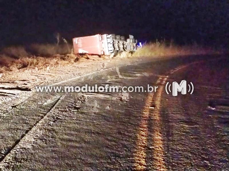 Carreta com carga de painéis de energia tomba na MGC-462 e motorista sai ileso