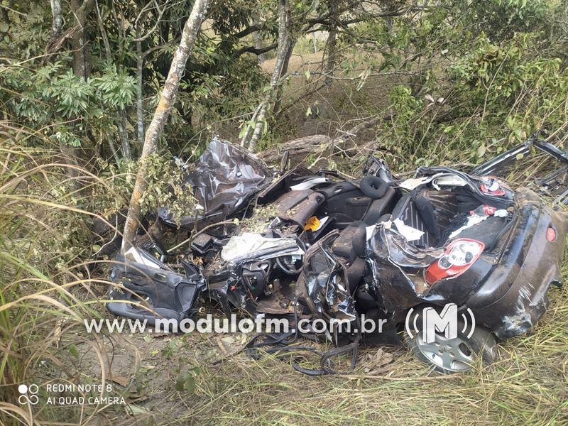 Imagem 1 do post Corpo de idoso desaparecido há cinco dias é encontrado dentro de carro caído em ribanceira na MG-190