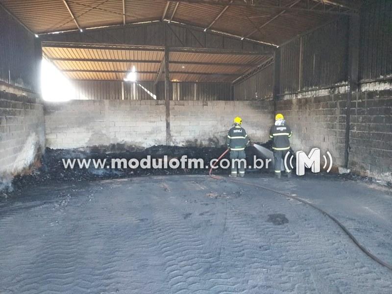 Imagem 1 do post Depósito de carvão pega fogo em fazenda