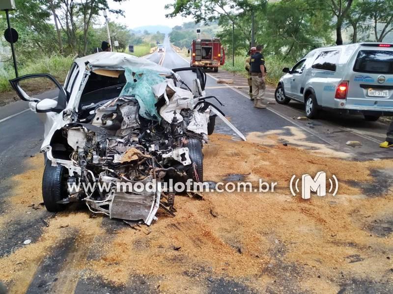 Homem morre em colisão frontal entre carro e caminhão na BR-365