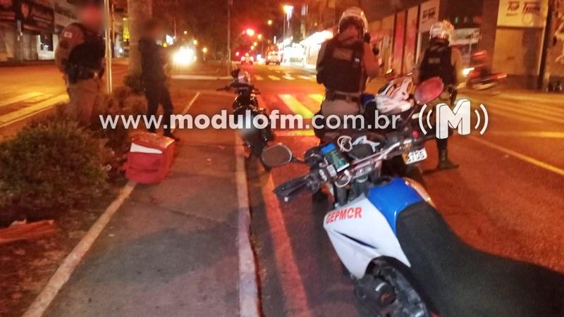 Jovem tentar fugir da PM com escapamento de moto barulhento e acaba preso
