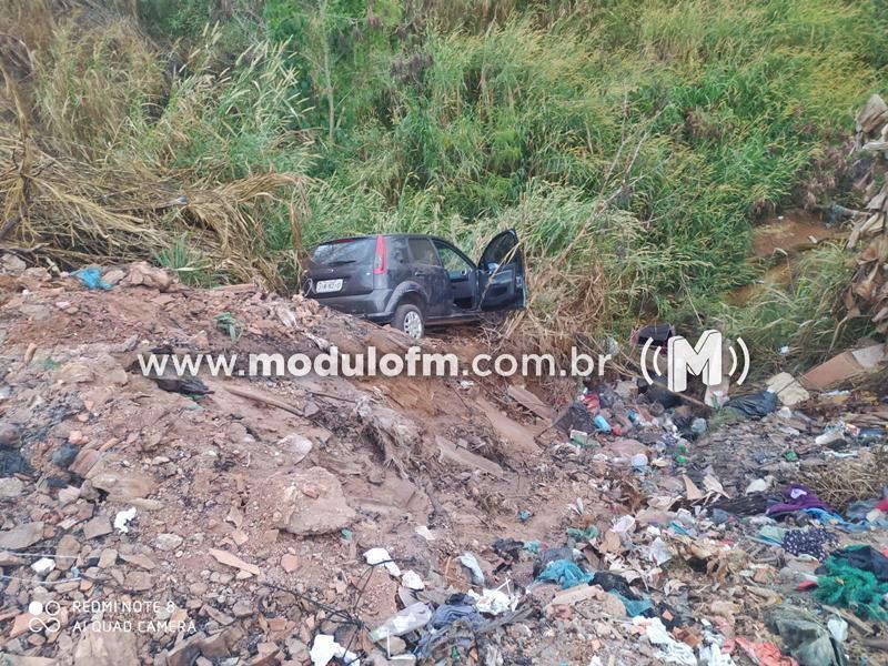 Motorista dorme ao volante, perde controle e veículo cai em ribanceira em Patrocínio