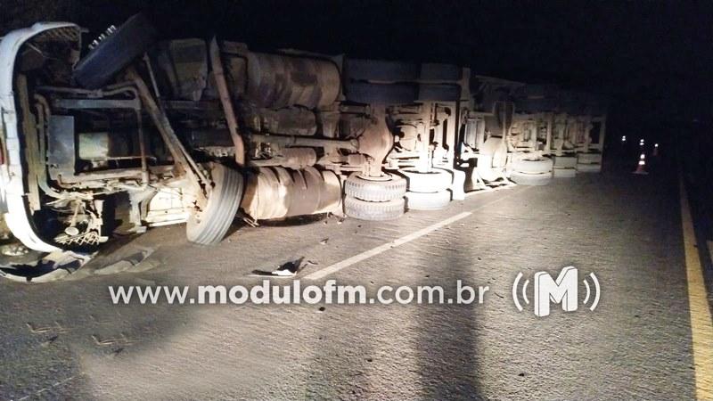 Motorista tomba carreta ao desviar de dois veículos de passeio na BR-146