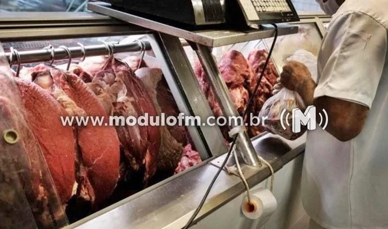 Polícia procura homem suspeita de furtar contrafilé em supermercado