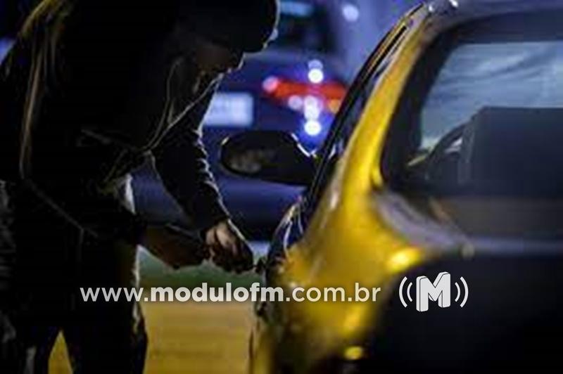 Professora tem carro furtado após estacionar veículo na frente...