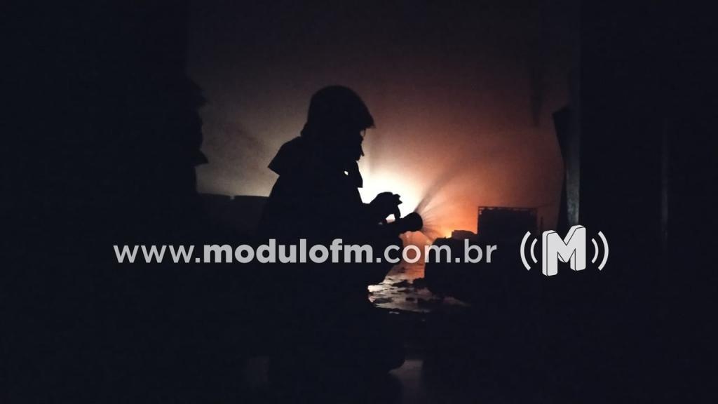 Residência pega fogo por causa de fogão a lenha...