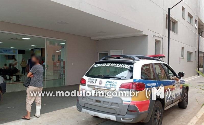 Para ser atendido no Pronto Socorro, homem se joga na frente de carro e é atropelado em Patrocínio