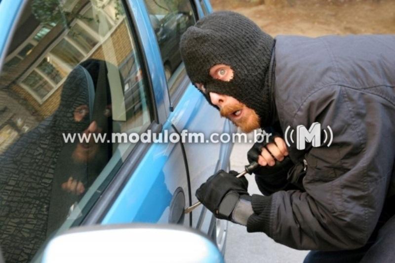 Veículo é arrombado e furtado no bairro Nações