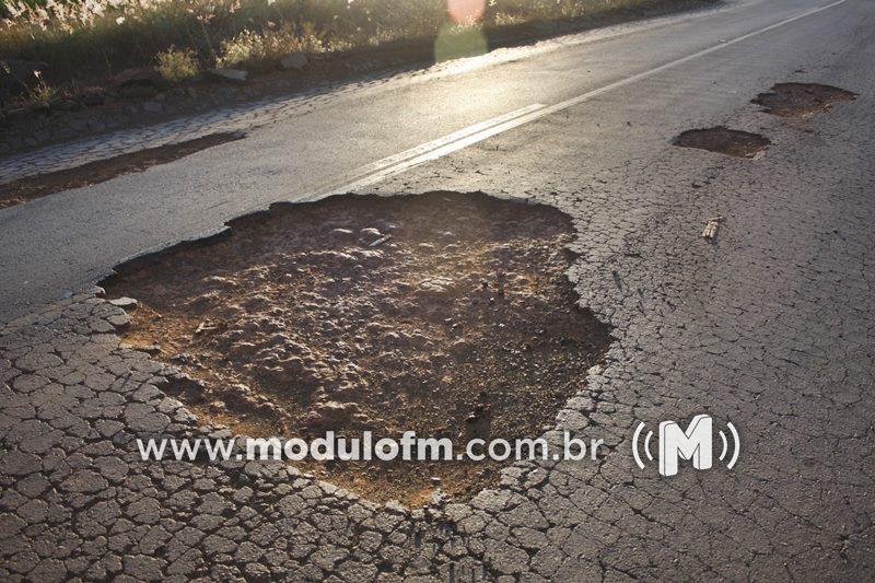 Buraco em pista causa acidente e motorista fica ferido na MG-230 em Salitre de Minas