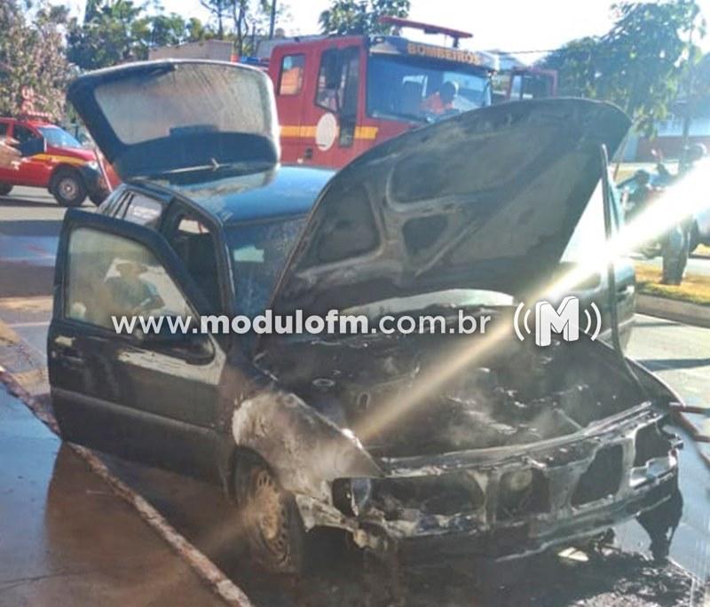 Carro pega fogo após barulho de estouro no motor