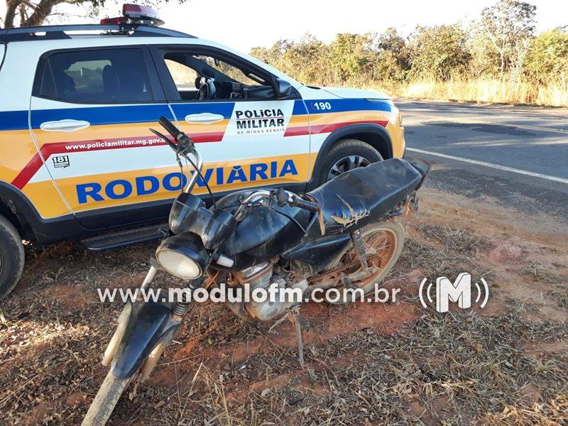Homem é preso após tentar fugir de blitz em motocicleta sem placa de identificação e com chassi raspado na MGC-462