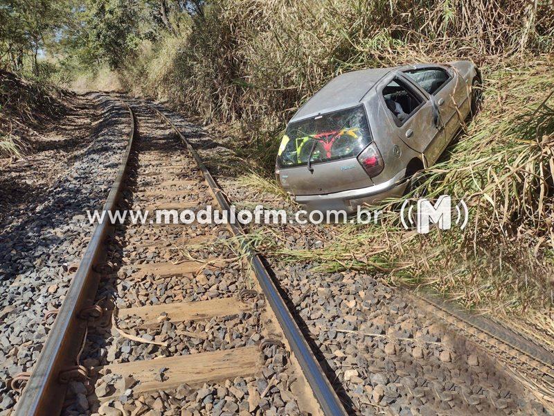 Idoso e filho ficam feridos após carro cair em ribanceira no distrito de Salitre de Minas