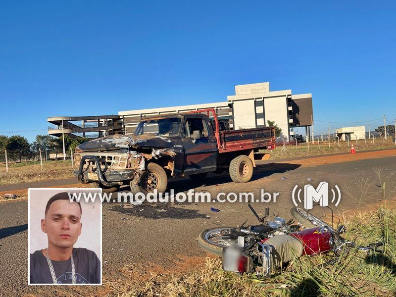 Jovem morre após batida entre moto e caminhonete em Monte Carmelo