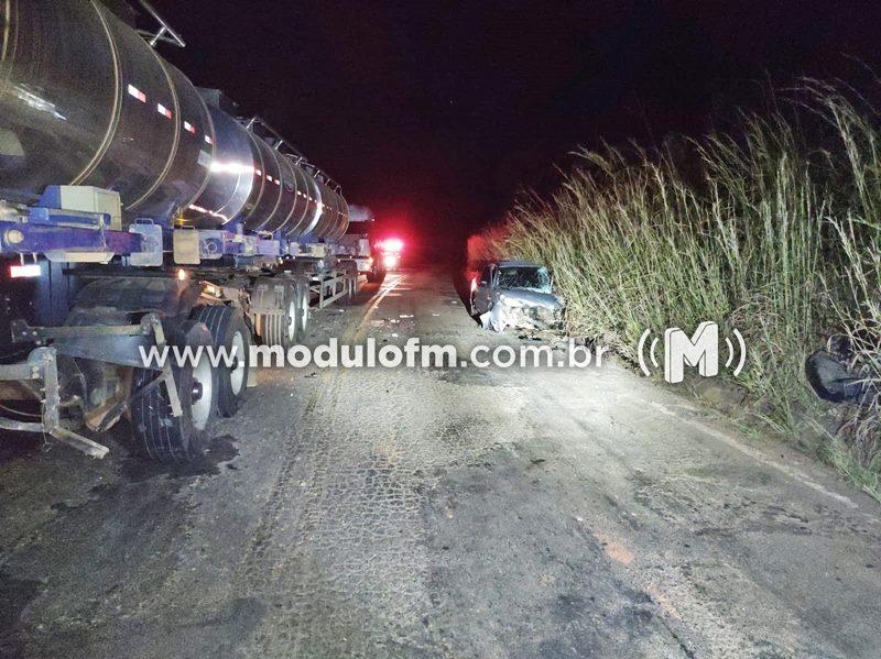 Motorista fica gravemente ferido em colisão entre carro e carreta na MG-188
