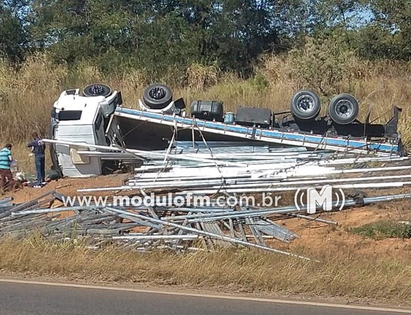 Motorista perde controle de caminhão e veículo tomba no trevo da BR-365 com MG-230 em Patrocínio