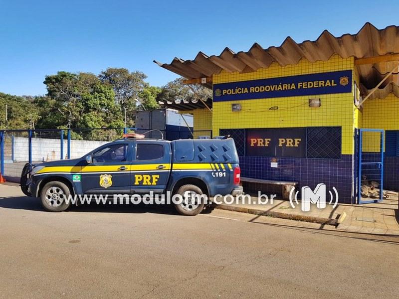 Polícia Rodoviária Federal intercepta veículo na BR-365 com drogas...