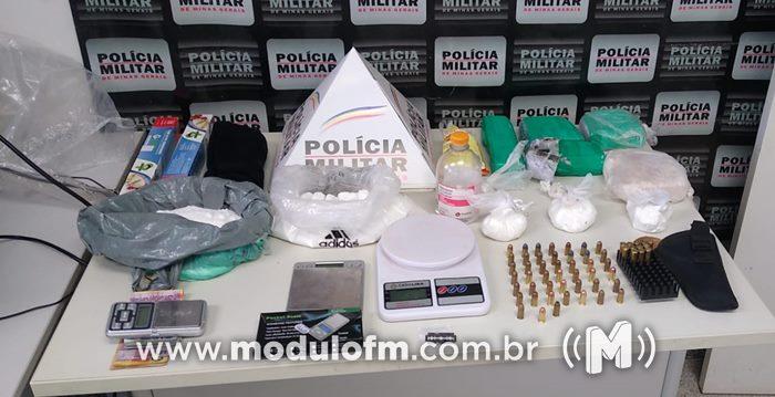 Imagem 1 do post Suspeitos tentam fugir da PM, batem em viatura e acabam presos com grande quantidade de drogas