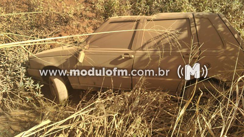 Veículo furtado que era usado para levar idoso em tratamento médico é localizado abandonado em Patrocínio