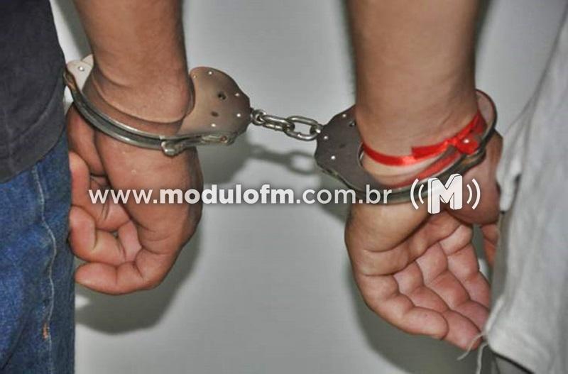 Após denúncias, dois homens são presos por tráfico de drogas em Monte Carmelo