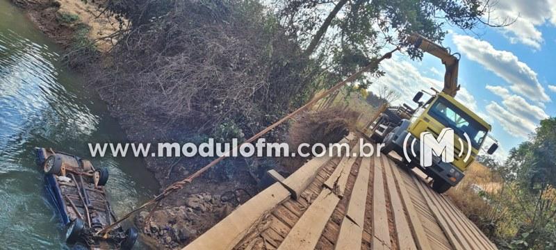 Imagem 2 do post Carro capota dentro de córrego e condutor não é localizado em Serra do Salitre