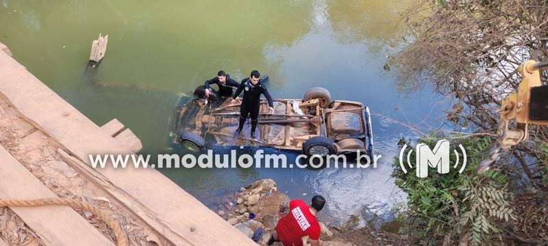 Imagem 1 do post Carro capota dentro de córrego e condutor não é localizado em Serra do Salitre