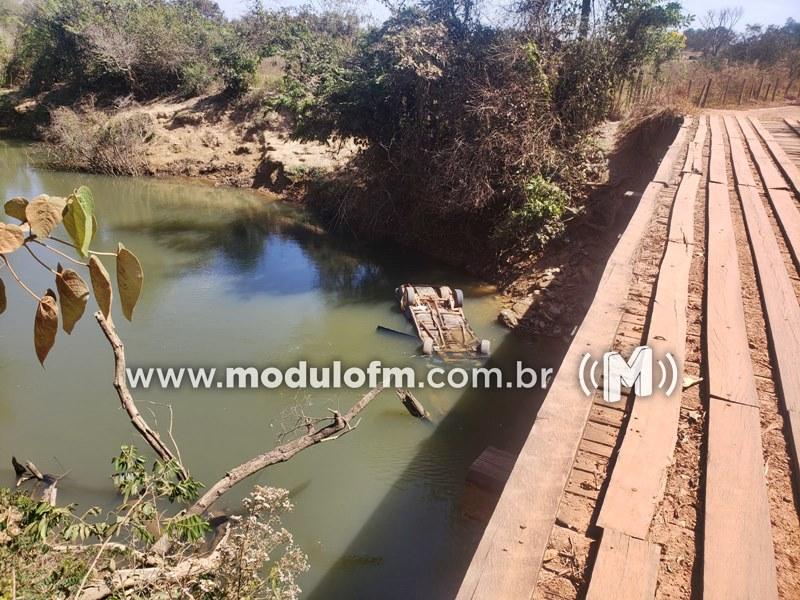 Carro capota dentro de córrego e condutor não é localizado em Serra do Salitre