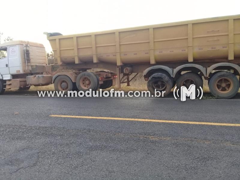 Imagem 1 do post Colisão entre caminhão e táxi deixa cinco feridos na MGC-462 em Patrocínio