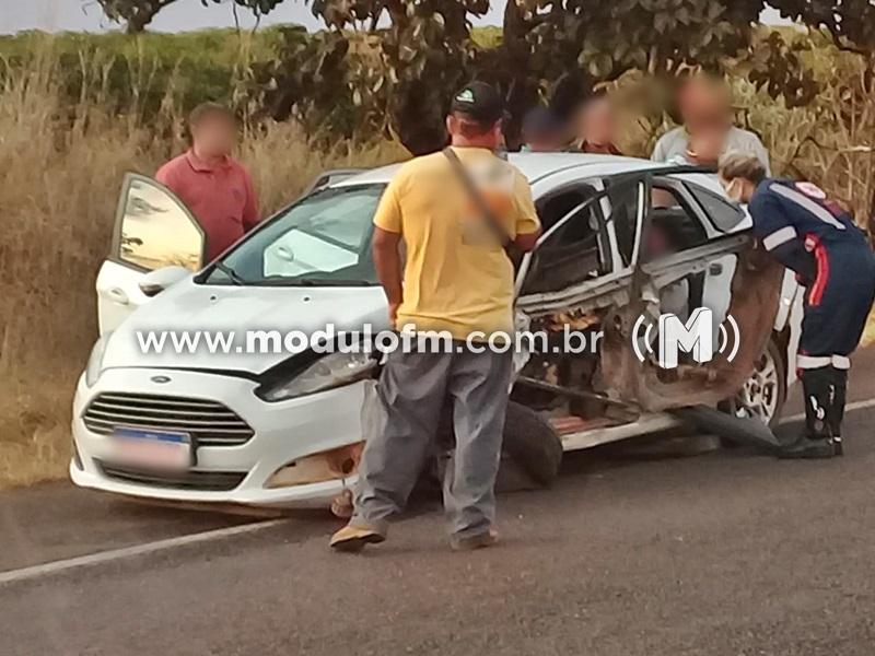 Colisão entre caminhão e táxi deixa cinco feridos na MGC-462 em Patrocínio